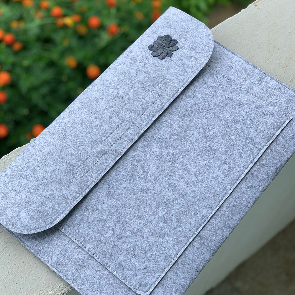 Kézzel hímzett laptoptartó tok