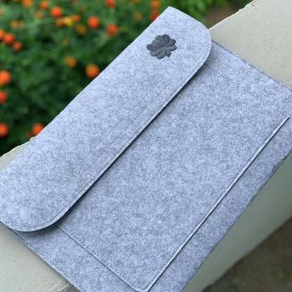 Kézzel hímzett laptoptartó tok