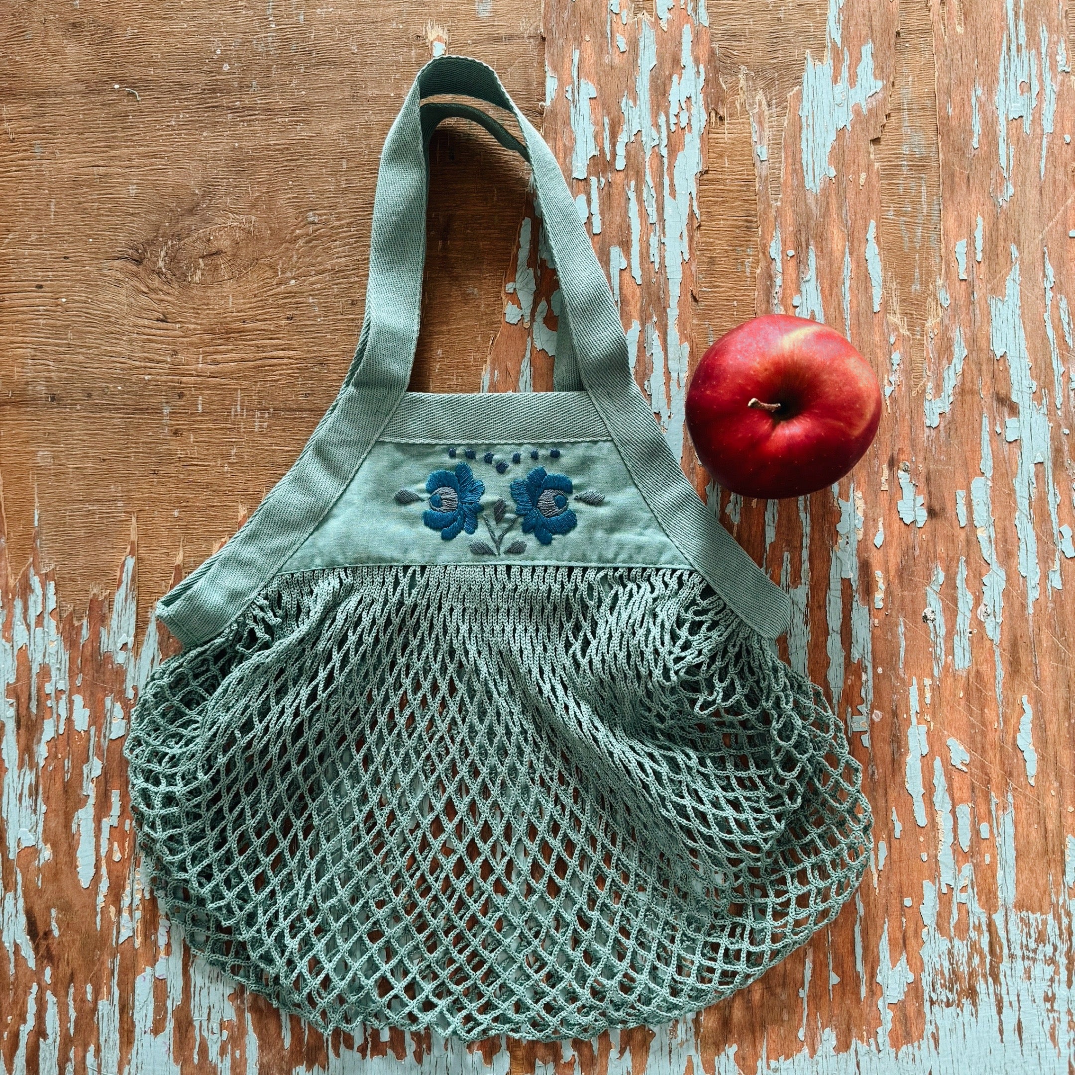 Bolso de malla bordado a mano color turquesa 