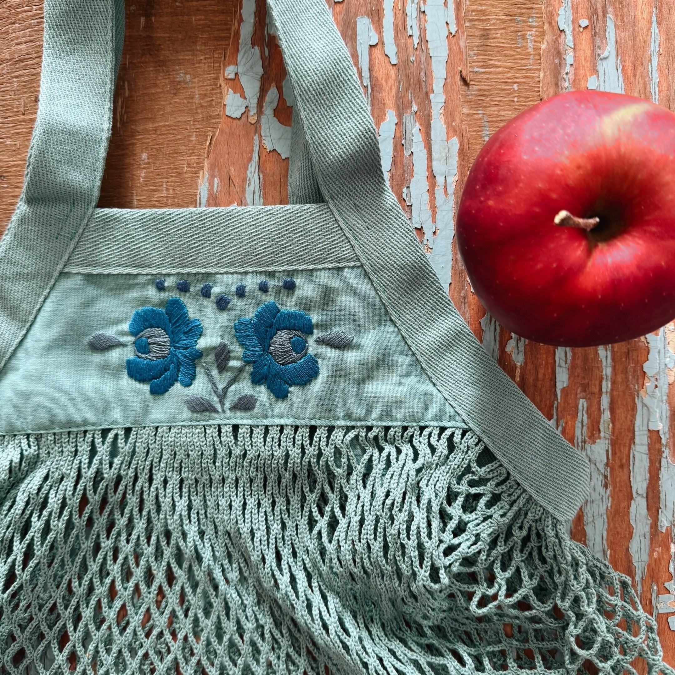 Bolso de malla bordado a mano color turquesa 