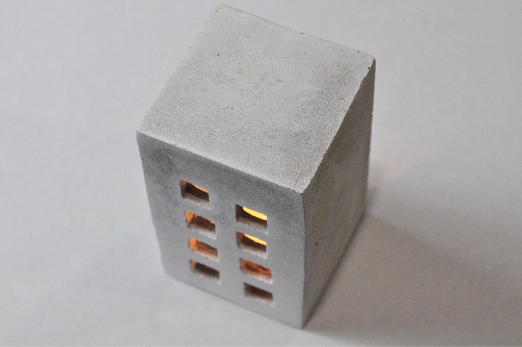 Beton panelház mécses