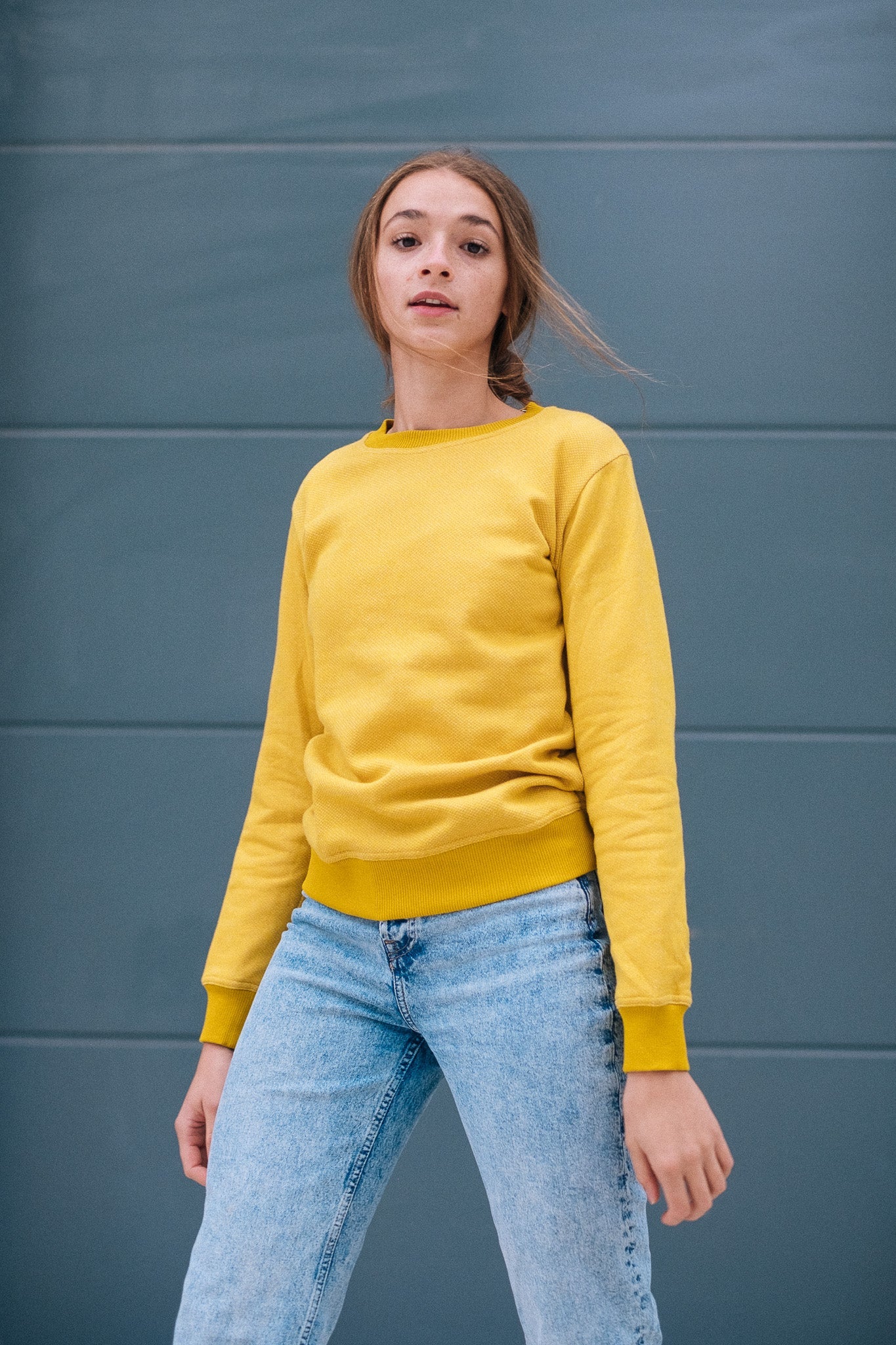 TWO-COLOURED CREWNECK / MUSTARD