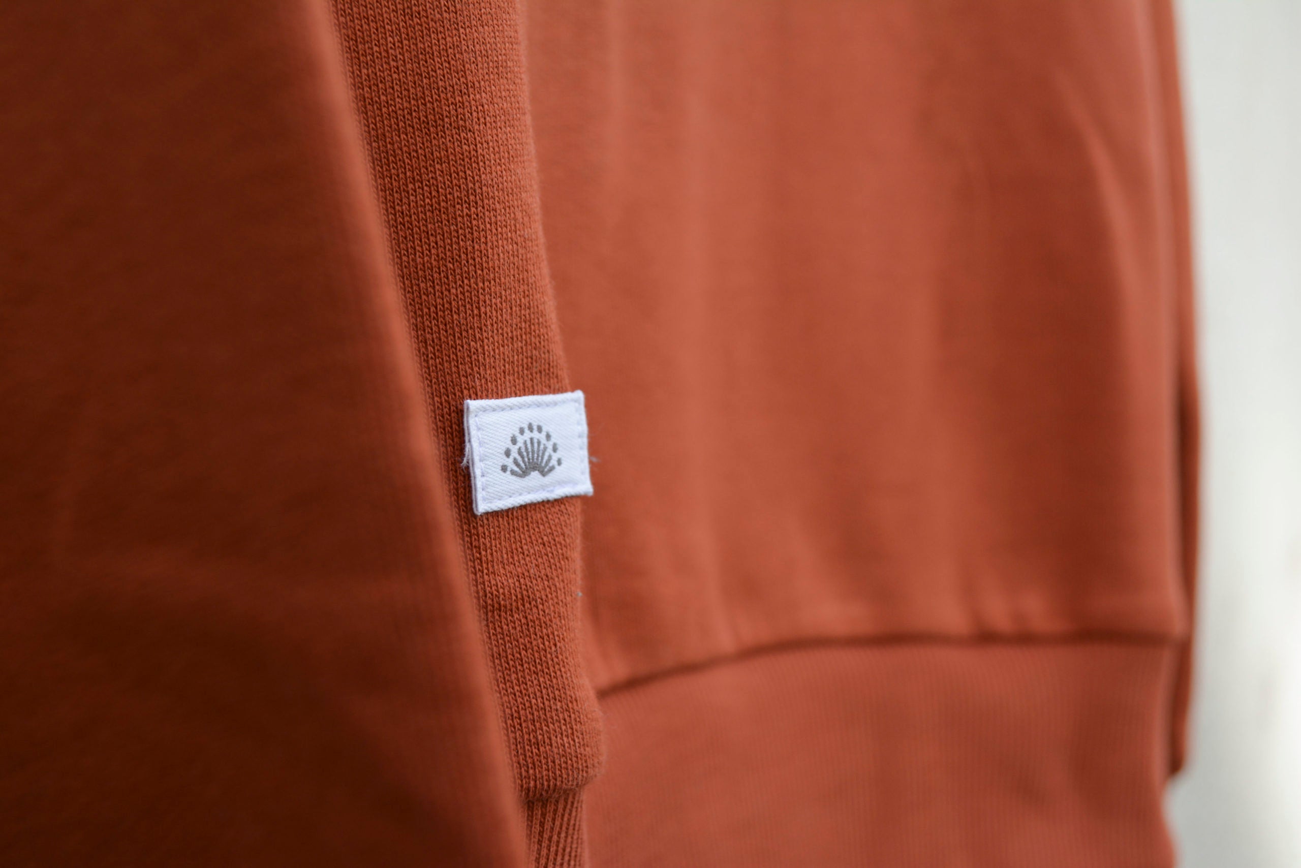 FUNNEL NECK / HENNA